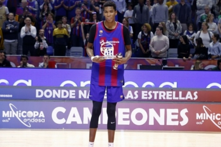 被赞文班字母合体！13岁天才升入巴萨一队 对阵皇马砍22+26&amp;31+19