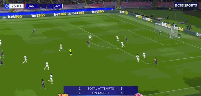 1729721089380019753.gif 莱万.gif