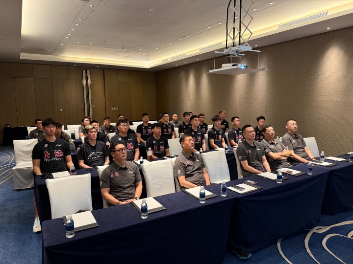 上海官方晒全队观看阅兵仪式 新援张镇麟坐在李弘权&amp;李添荣之间