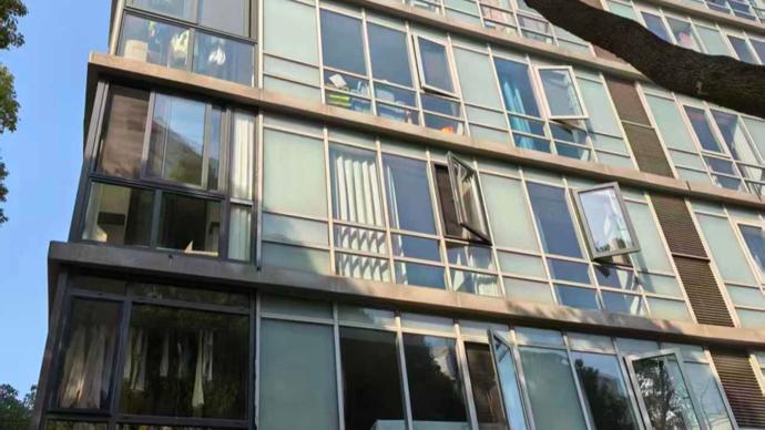PG电子官方网站-上海一小区业主发现：家中落地窗竟属玻璃幕墙！装修更换被阻引发矛盾